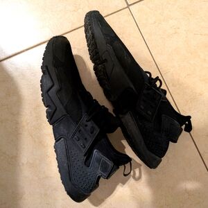 Nike Black Hurache Athletic Shoes with Cushioned Sole and Breathable Upper